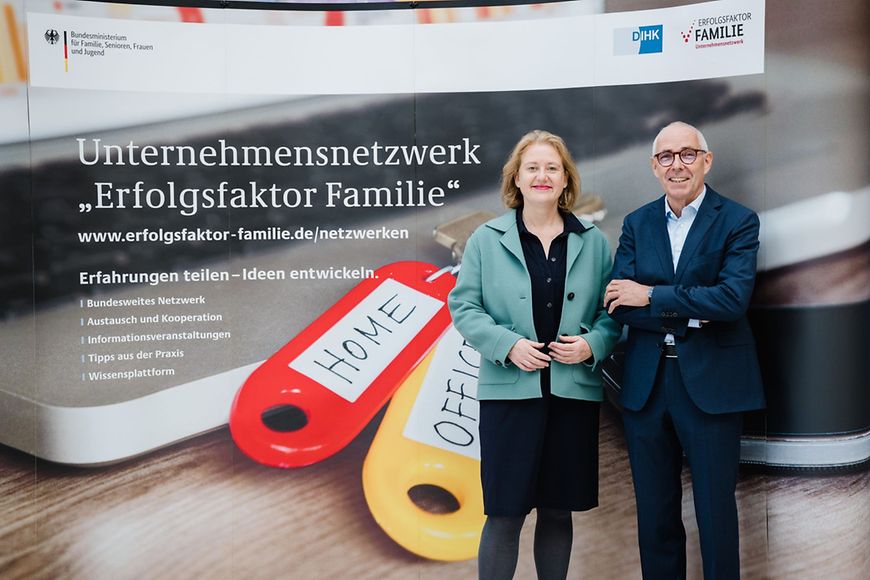 Zwei Personen auf einem Bild, links der Schriftzug "Unternehmensnetzwerk Erfolgsfaktor Familie" 