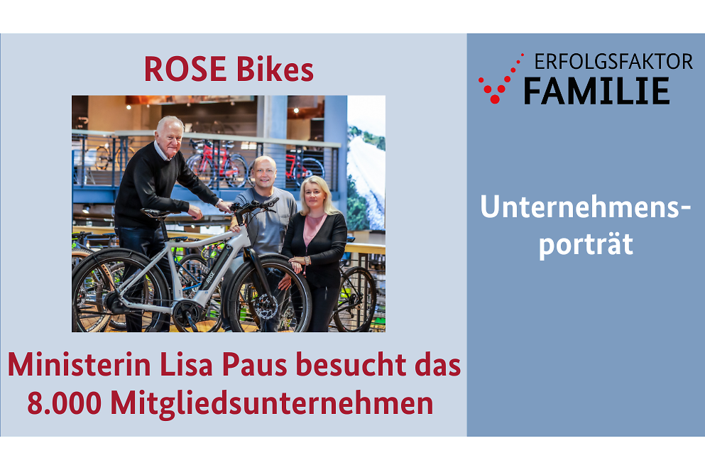 Schriftzug "Rose Bikes Ministerin Lisa Paus besucht das 8000 Mitgliedsunternehmen", links davon Mann hinter einem Fahrrad