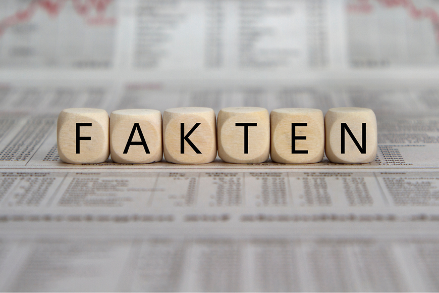 Buchstabenwürfel mit dem Wort "Fakten"