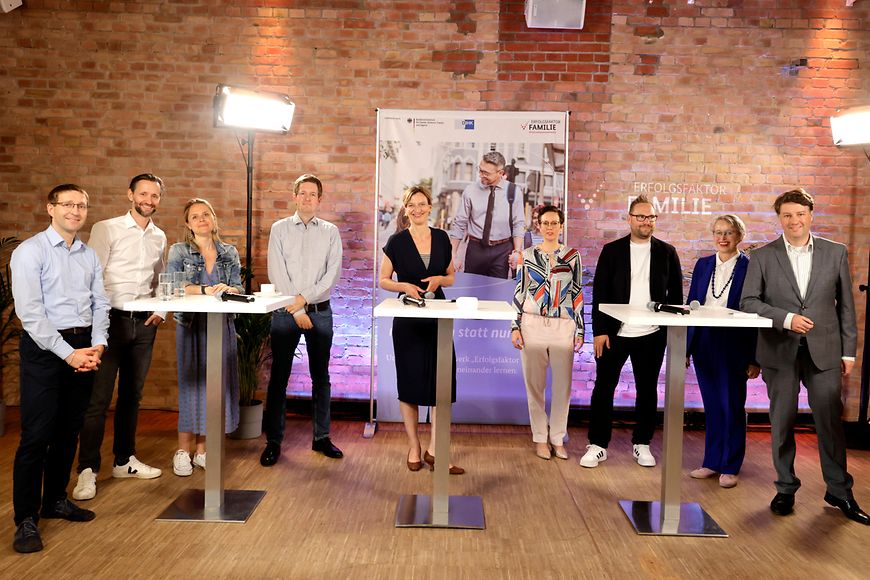 Zu sehen sind die 7 Podiumsteilnehmenden mit Moderation Tanja Samrotzki und Impulsgeber Dr. Juhncke