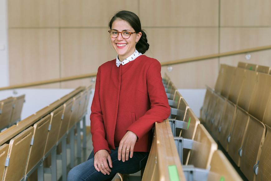 Zu sehen ist Dr. Kim Bräuer in einem Hörsaal der Dualen Hochschule Schleswig-Holstein 