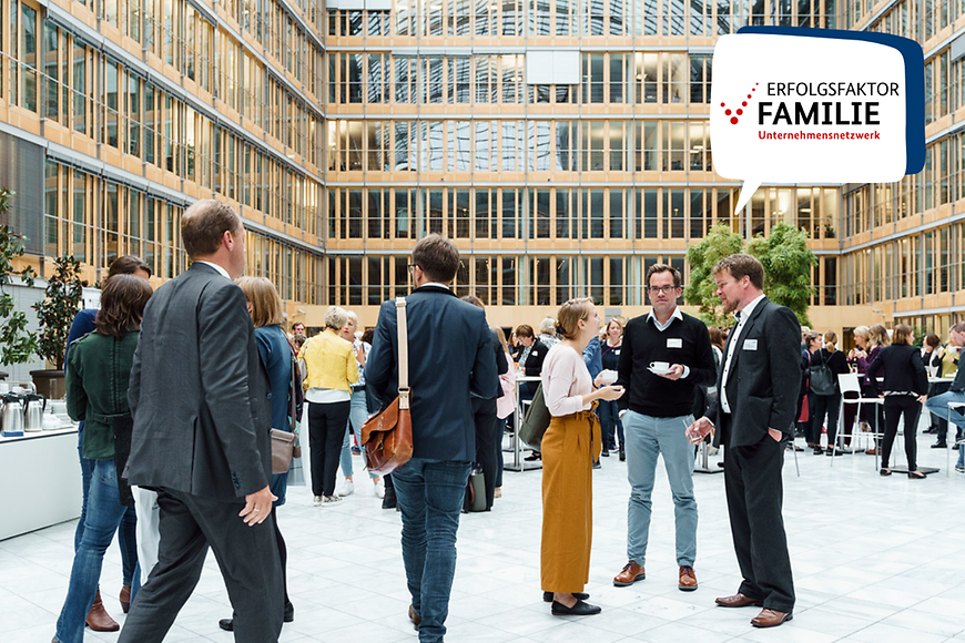 Menschen stehen im Haus der Deutschen Wirtschaft 