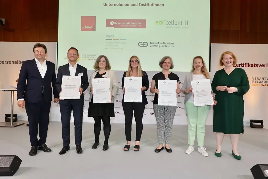 Bundesfamilienministerin Lisa Paus mit Empfängern und Empfängerinnen von Auszeichnungen für Familienfreundlichkeit