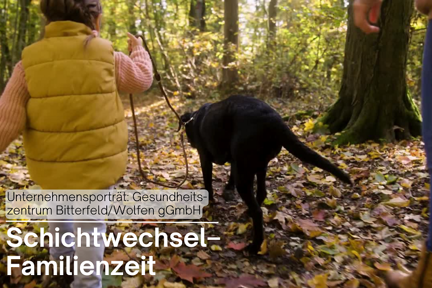 Frau mit Kind und Hund im Wald